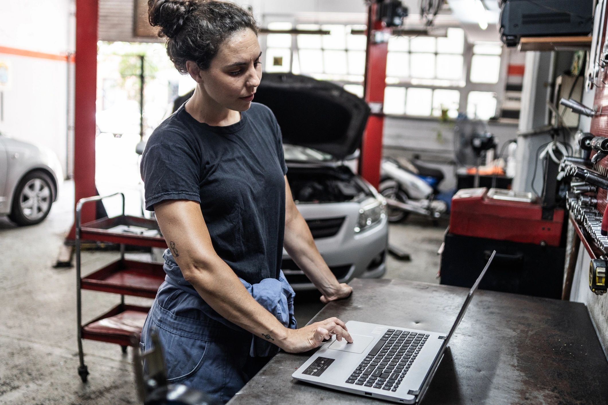 Customer at an auto repair shop using a laptop